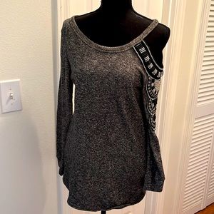 VENUS one cold shoulder shirt